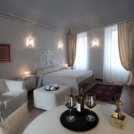 Vinoteca La Sacrestia Bed and Breakfast Alba  Kamer foto