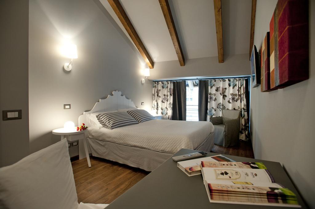 Vinoteca La Sacrestia Bed and Breakfast Alba  Kamer foto