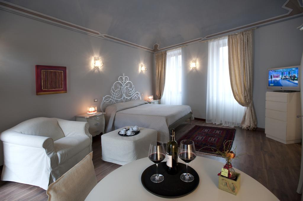 Vinoteca La Sacrestia Bed and Breakfast Alba  Kamer foto